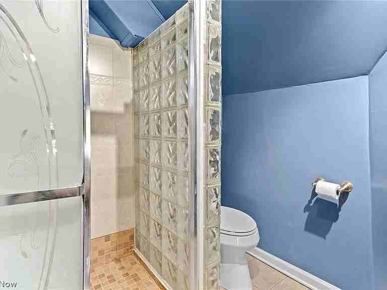 12404 Larchmere Blvd - Photo 6 of 18