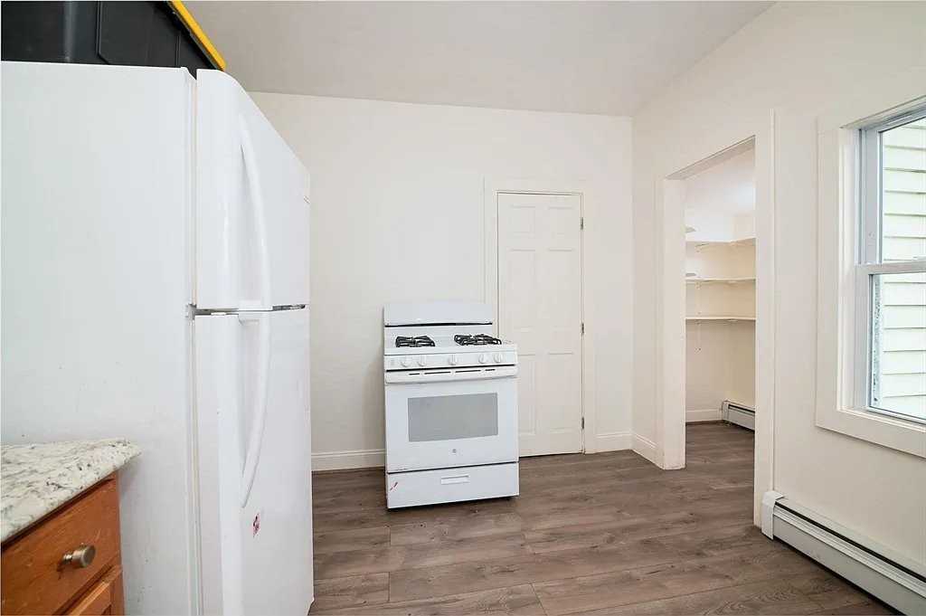 81 Gilbert St - Photo 6 of 8