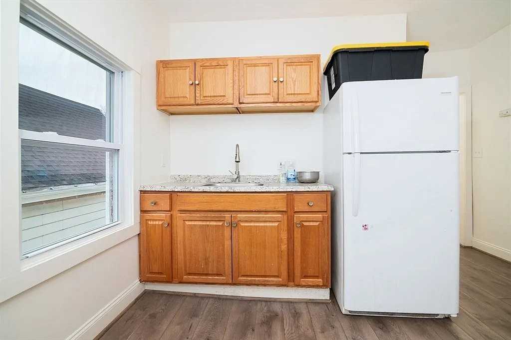 81 Gilbert St - Photo 7 of 8