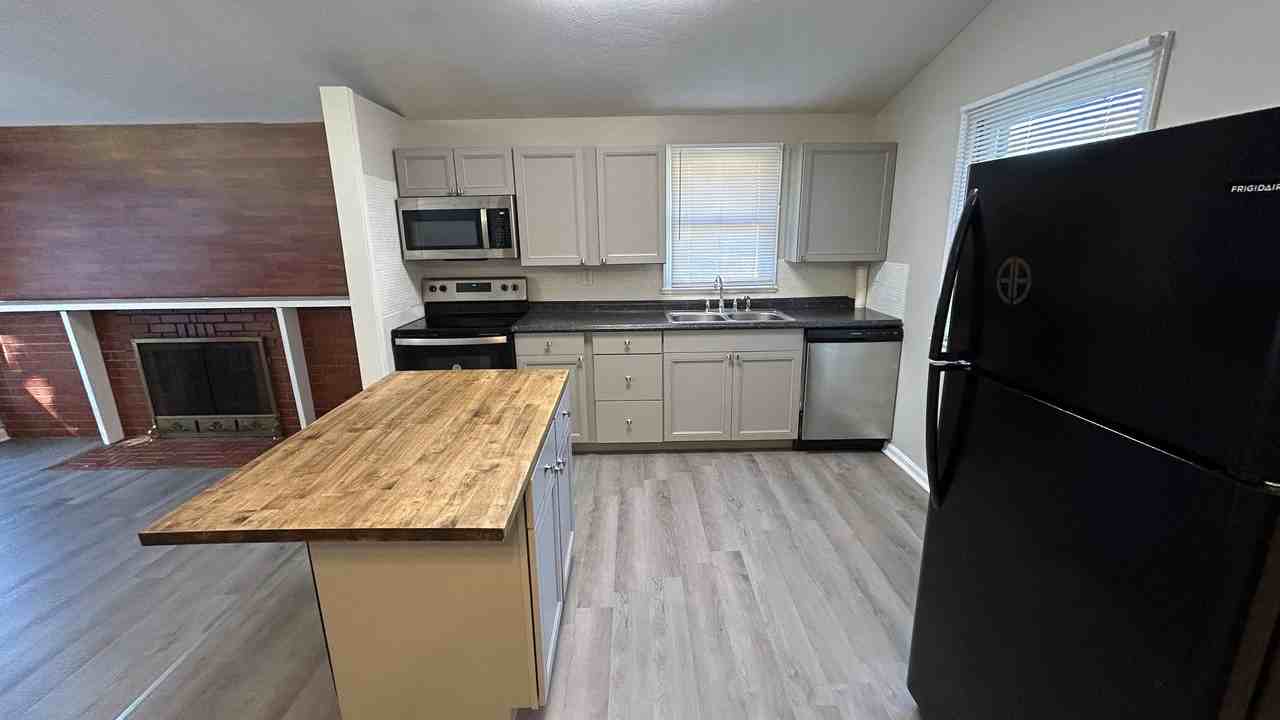 2519 Savannah Rd - Photo 4 of 13