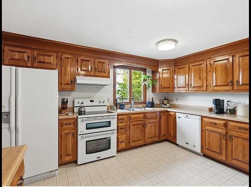 73 N Maple St - Photo 3 of 18