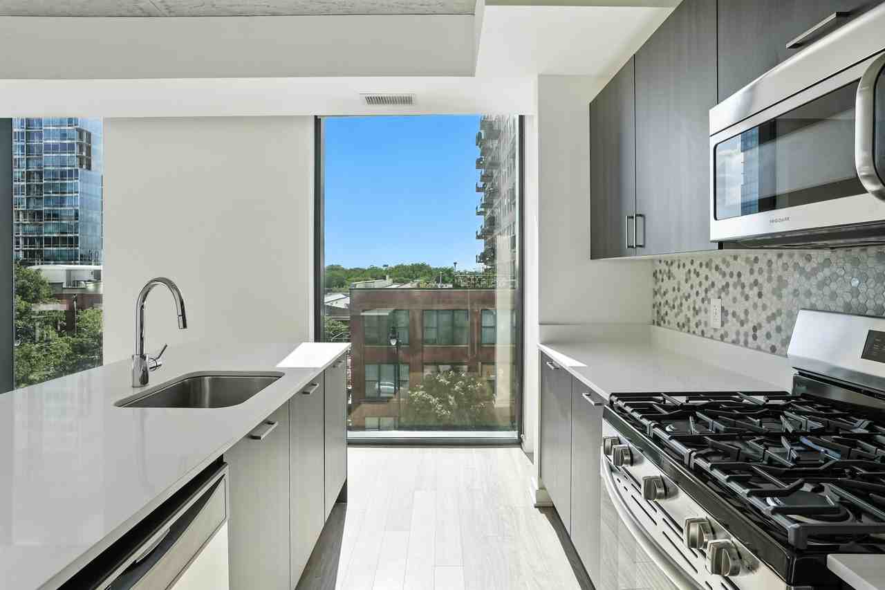 1326 S Wabash Ave - Photo 4 of 12