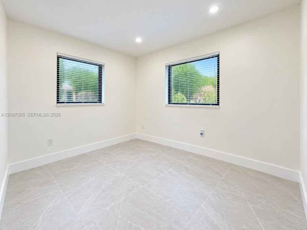 1043 Nw 48th St - Photo 4 of 20