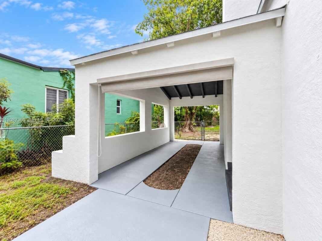 1043 Nw 48th St - Photo 5 of 20