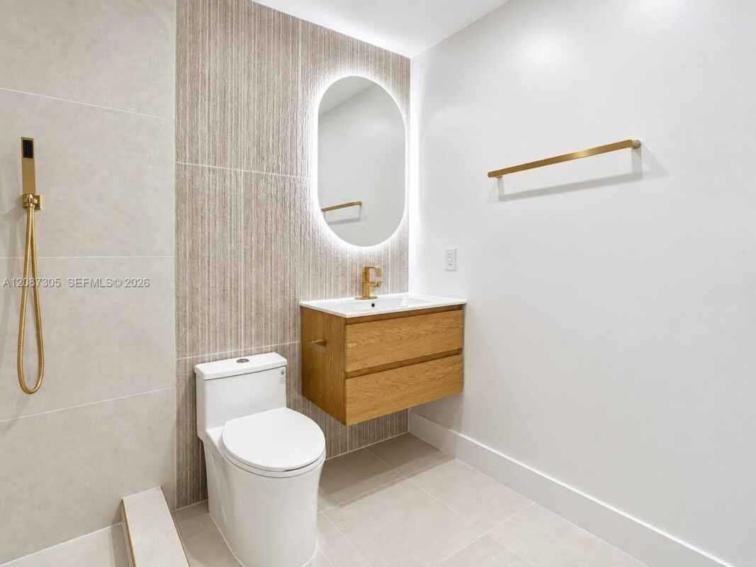1043 Nw 48th St - Photo 6 of 20