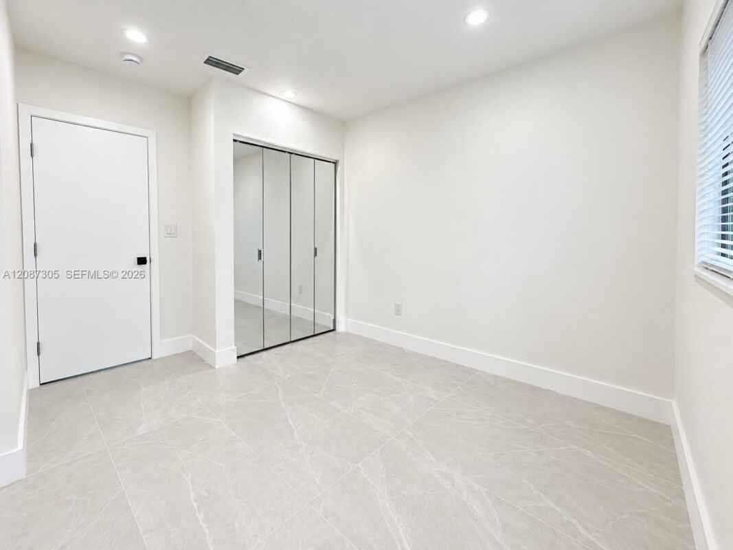 1043 Nw 48th St - Photo 7 of 20