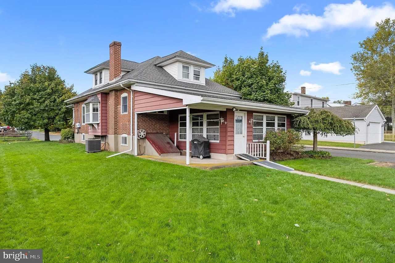 41 W Summit Ave
