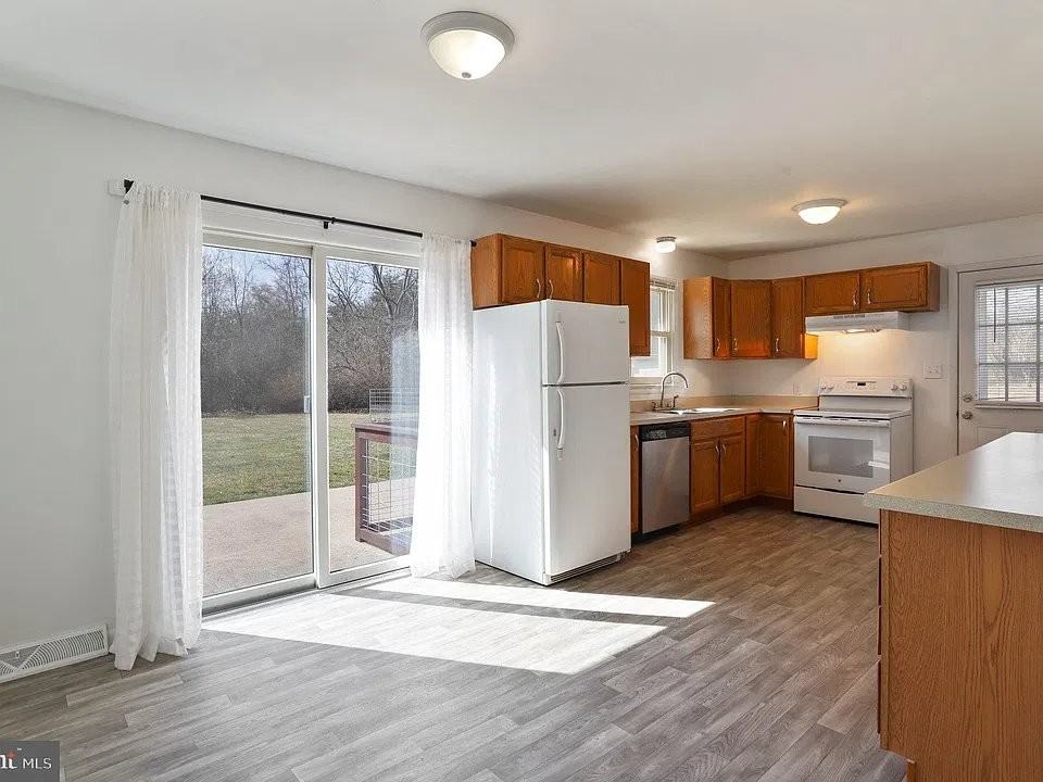 4120 Dixie Ave - Photo 3 of 9