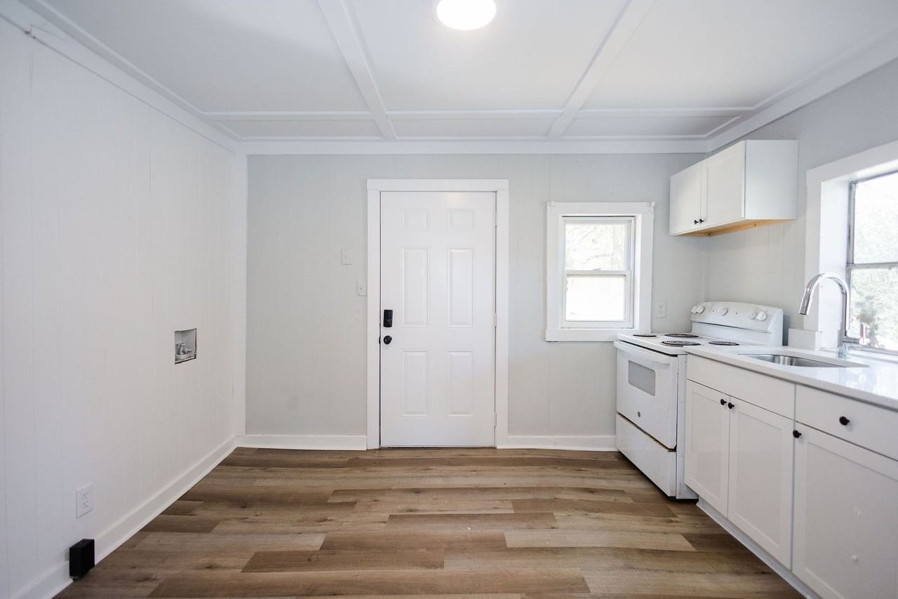 323 N 4th St - Photo 2 of 17