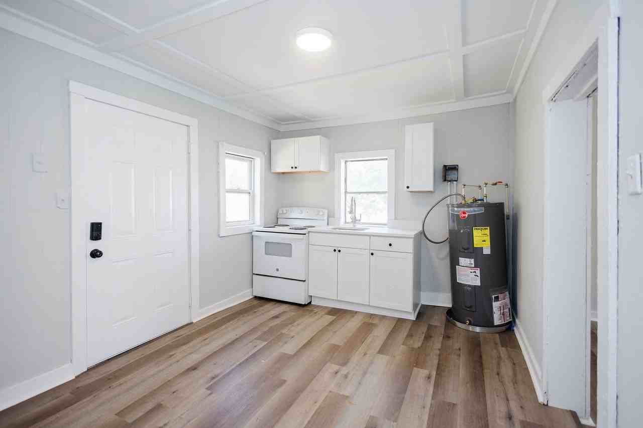 323 N 4th St - Photo 3 of 17