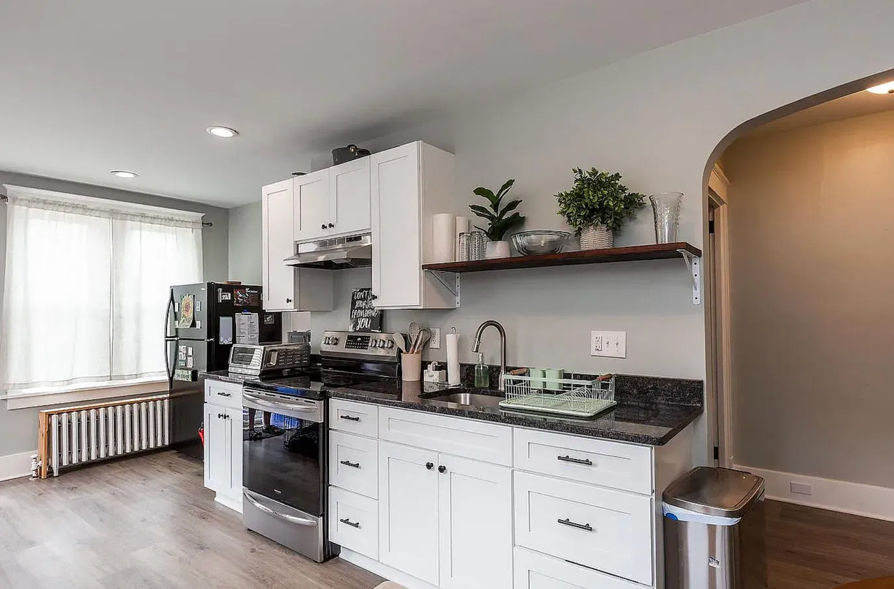 834 W Main St - Photo 5 of 11