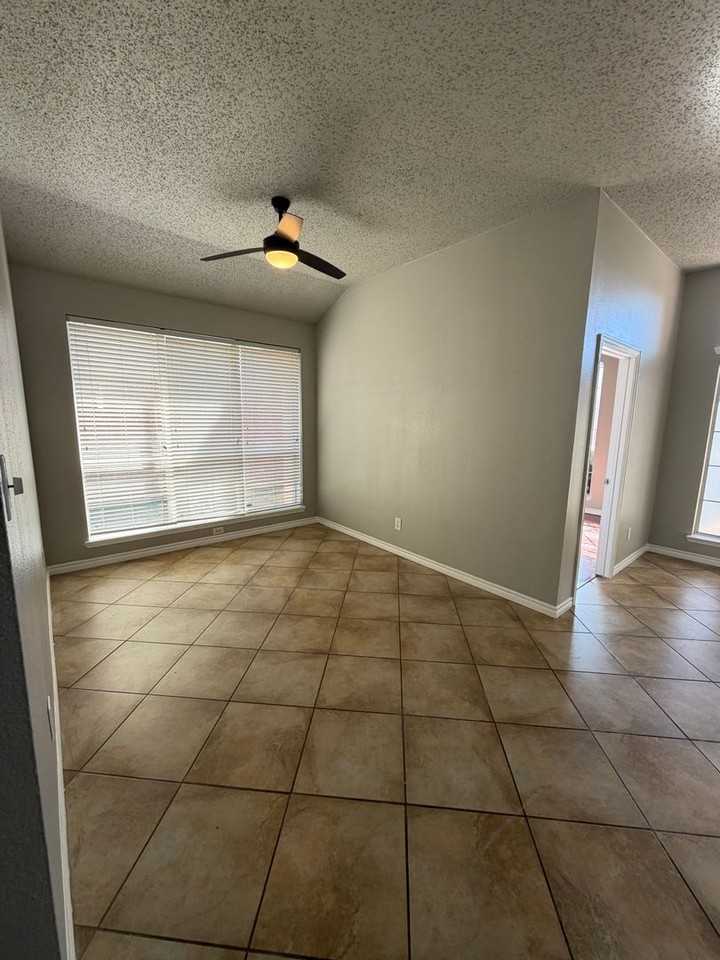 6720 Stockton Dr - Photo 5 of 19