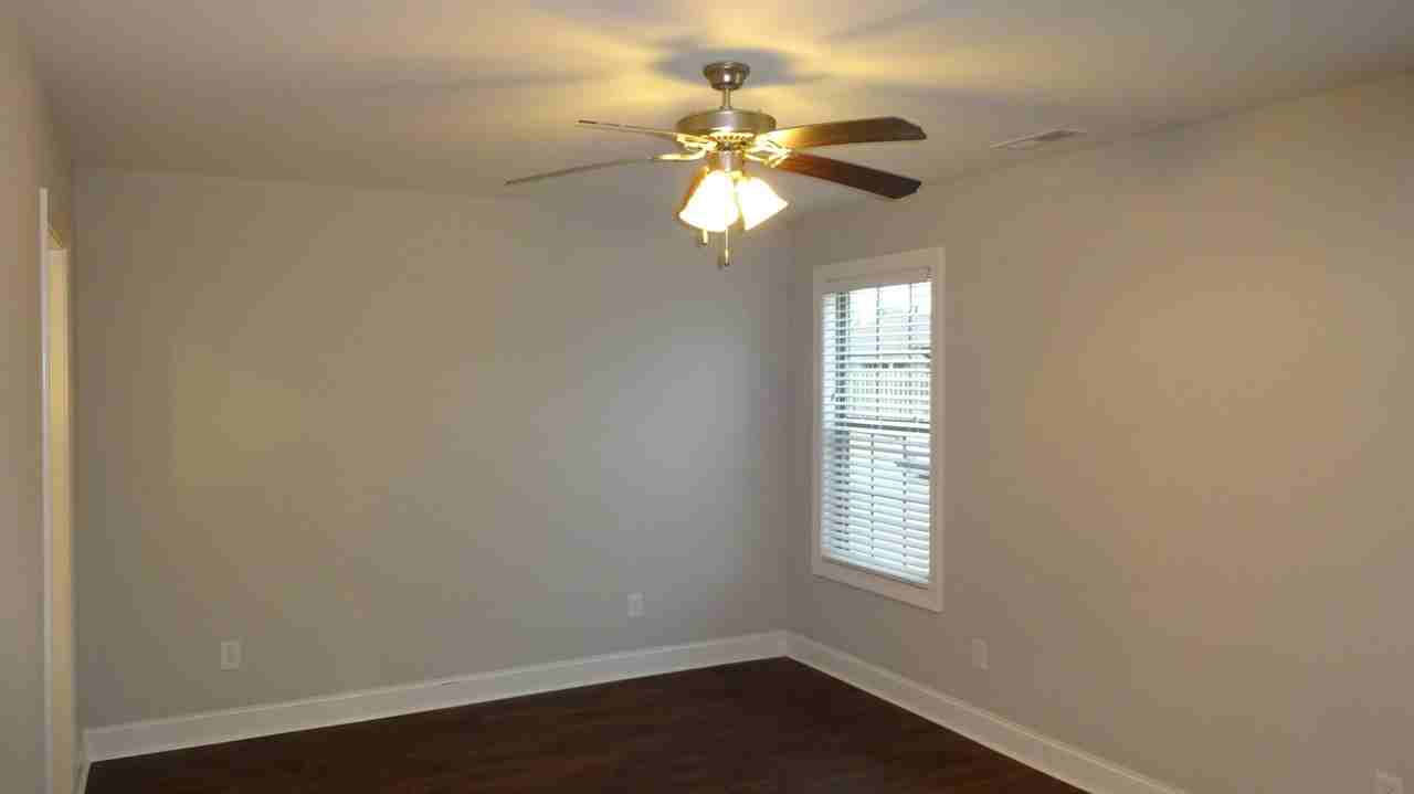 1080 Frazier St - Photo 5 of 11