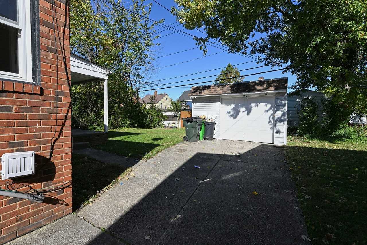 3837 Eastway Rd - Photo 7 of 28