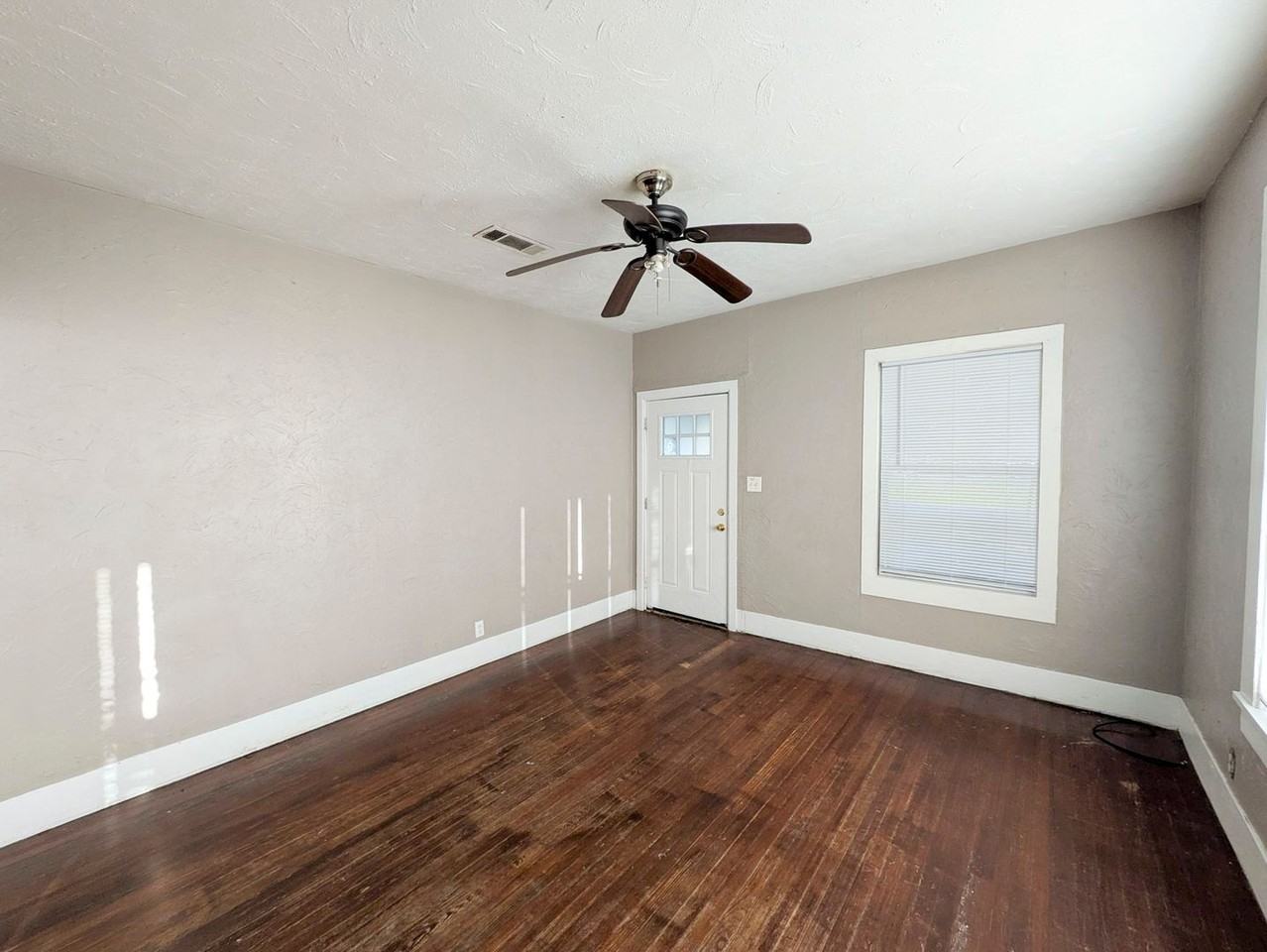 725 Highland Dr - Photo 2 of 17