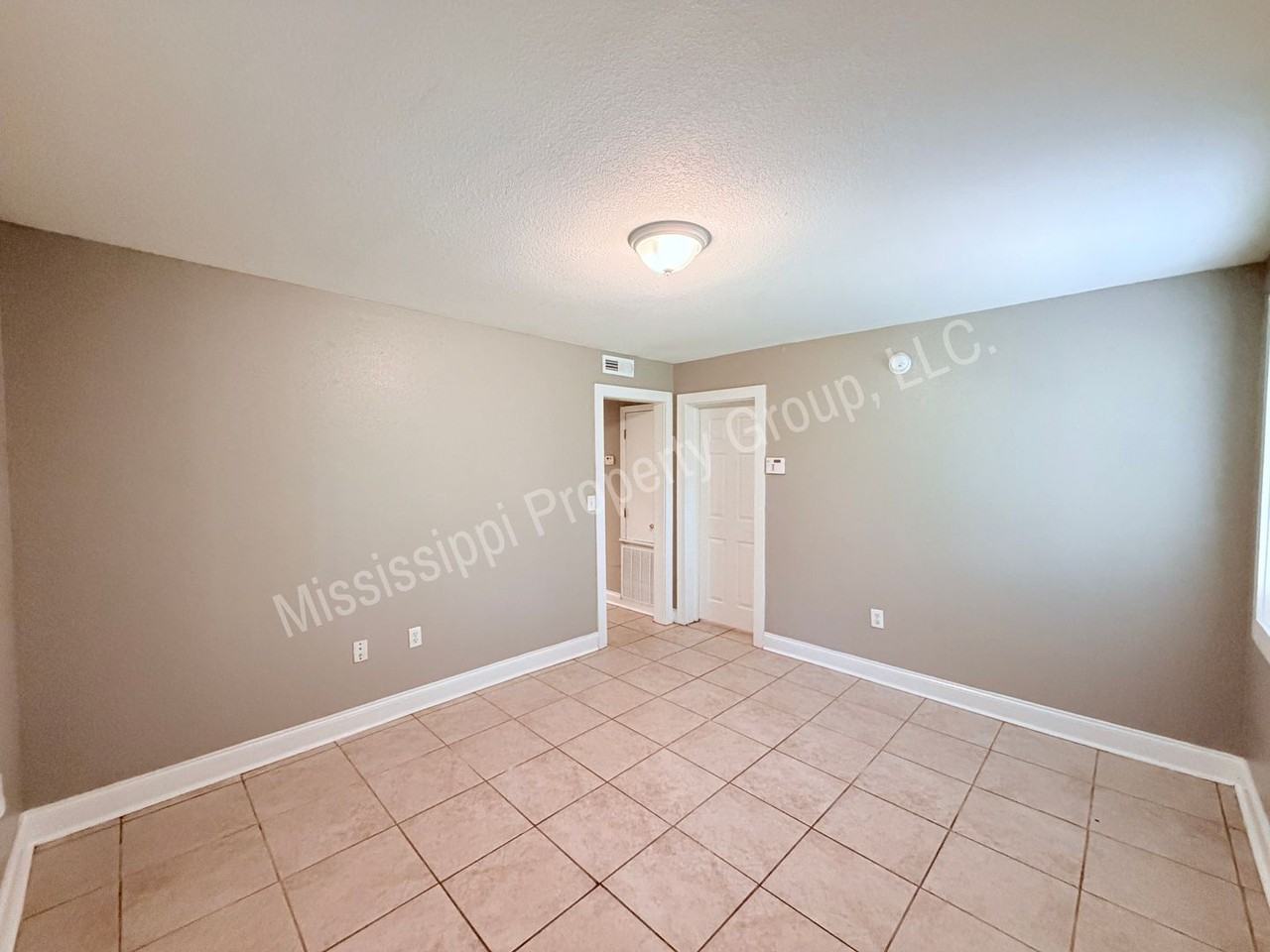 900B S 16th St #B - Photo 2 of 24