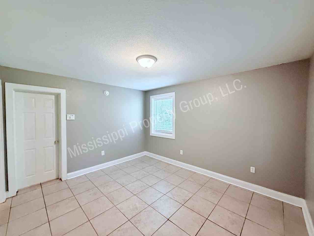 900B S 16th St #B - Photo 3 of 24