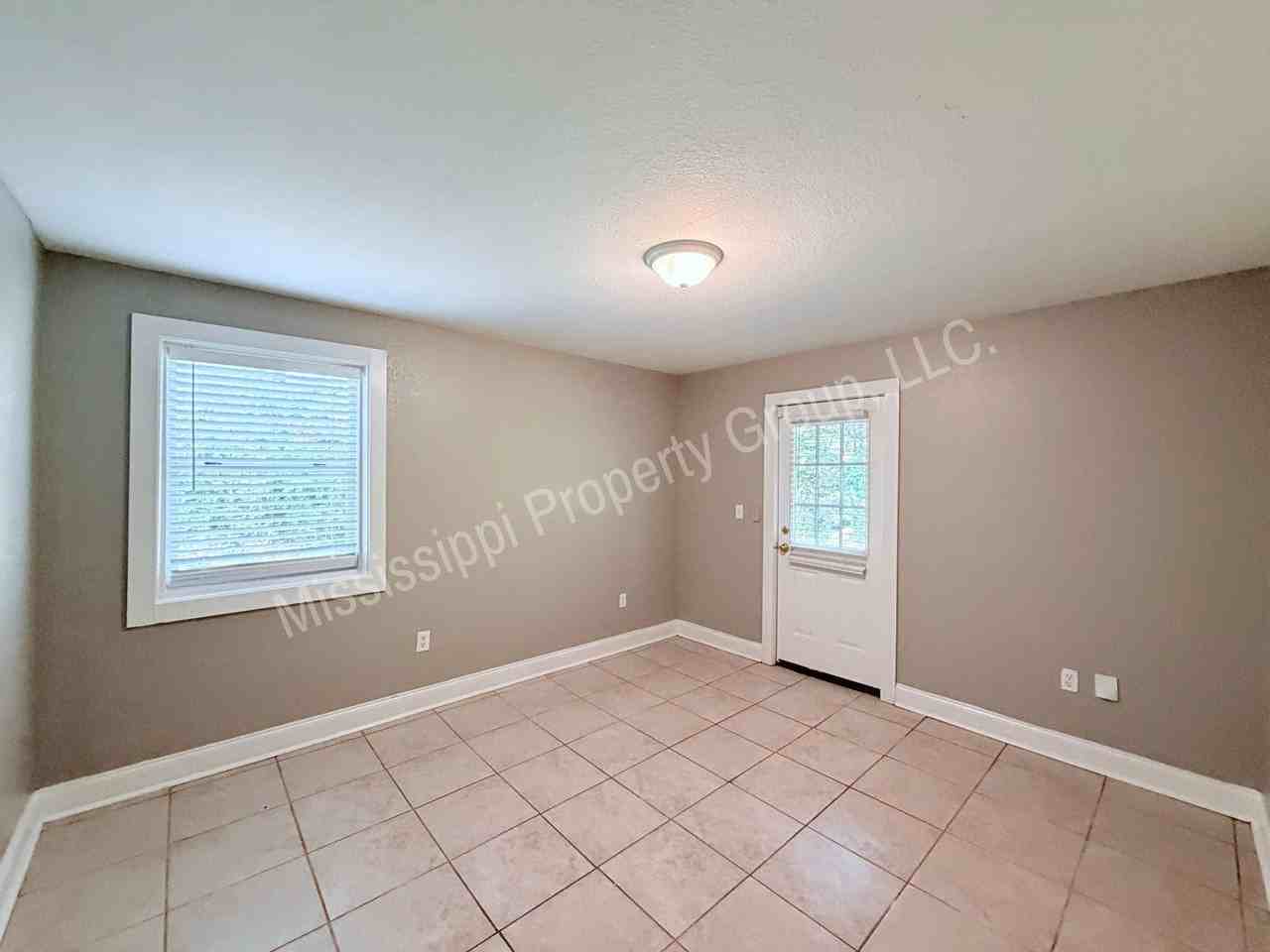 900B S 16th St #B - Photo 4 of 24