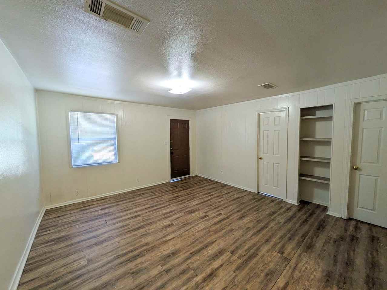 1110 Archie St - Photo 2 of 9
