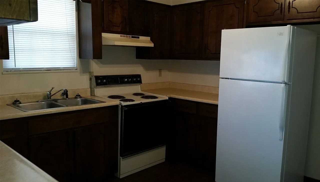 104 Meadowlake Dr - Photo 3 of 7