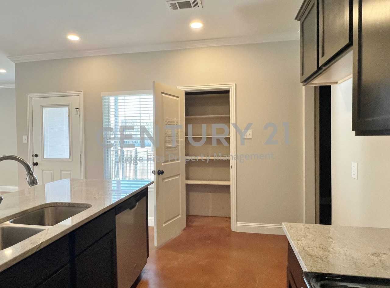1312 W Jefferson St #1 - Photo 6 of 12