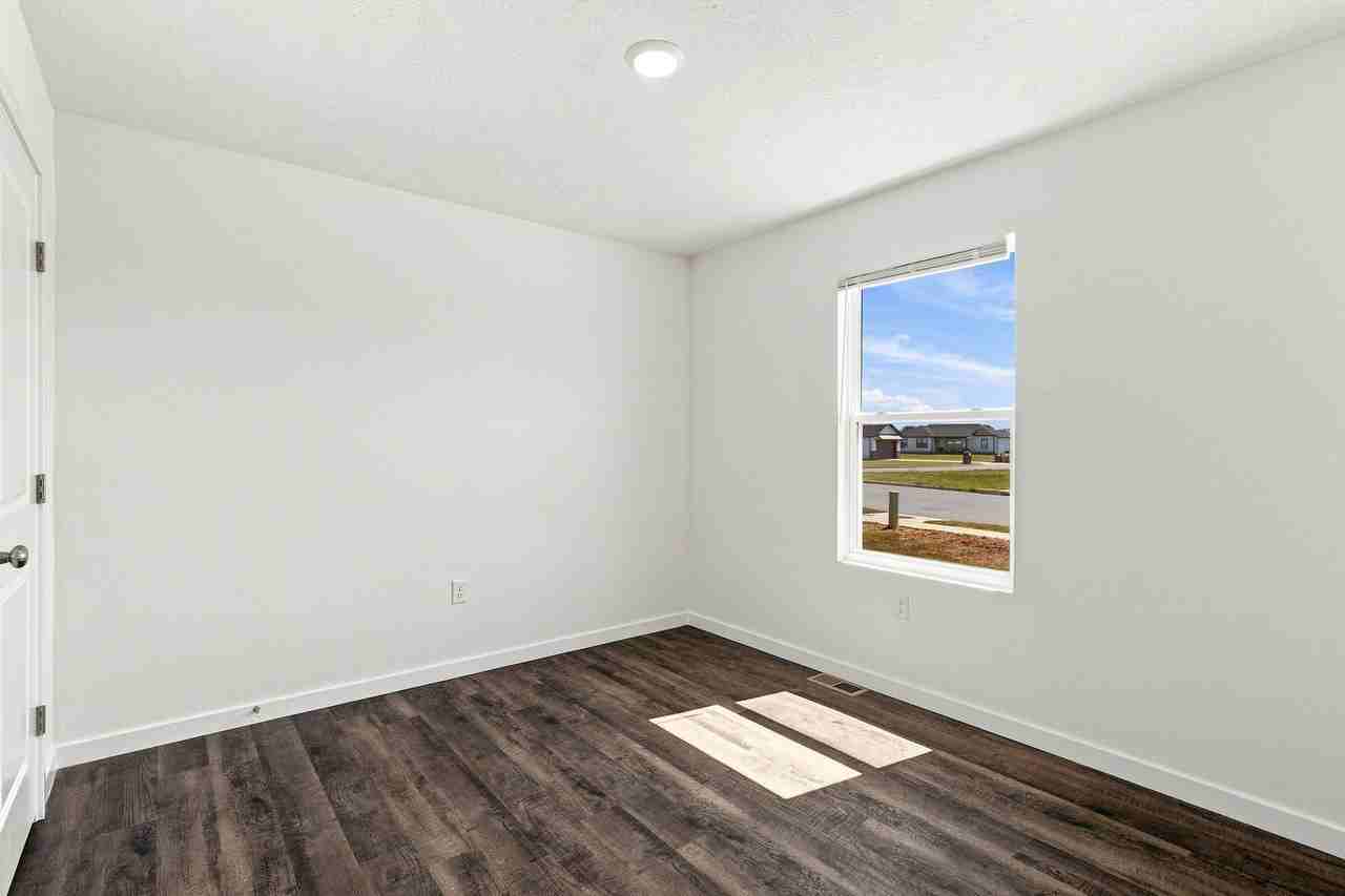 1325 Kay St - Photo 4 of 32