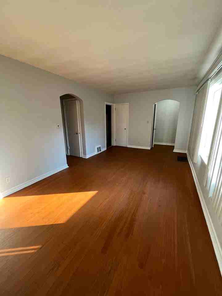 304 S Gardiner Ave - Photo 2 of 9