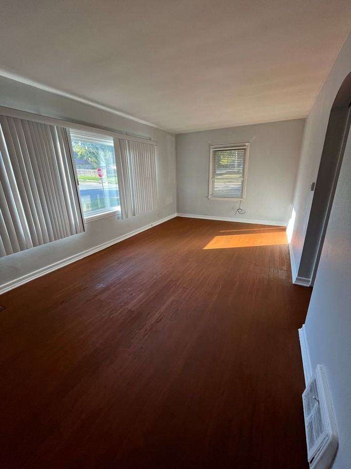 304 S Gardiner Ave - Photo 3 of 9
