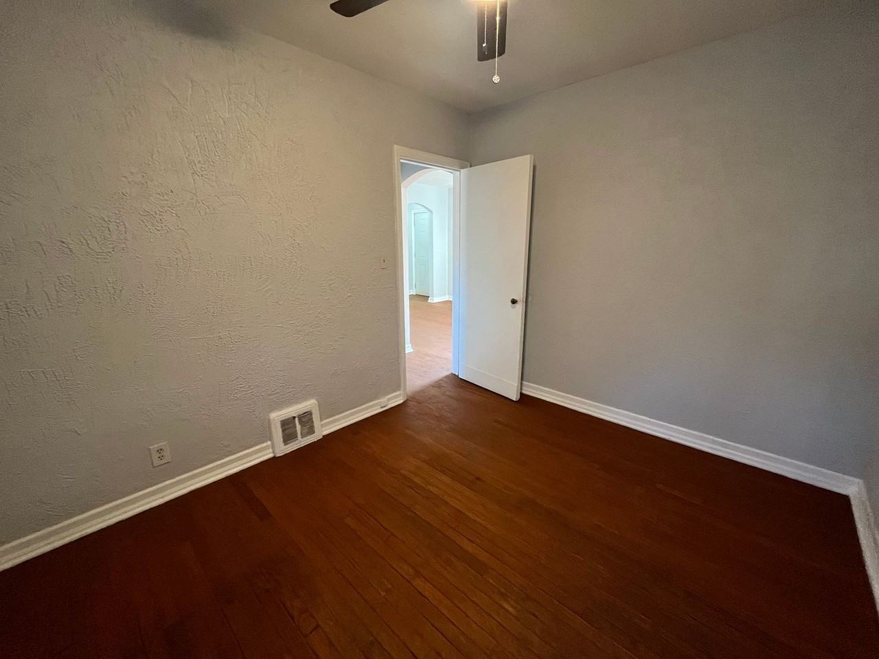 304 S Gardiner Ave - Photo 4 of 9