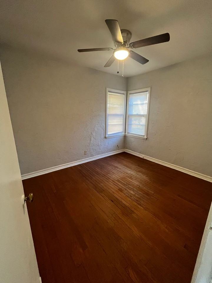 304 S Gardiner Ave - Photo 5 of 9