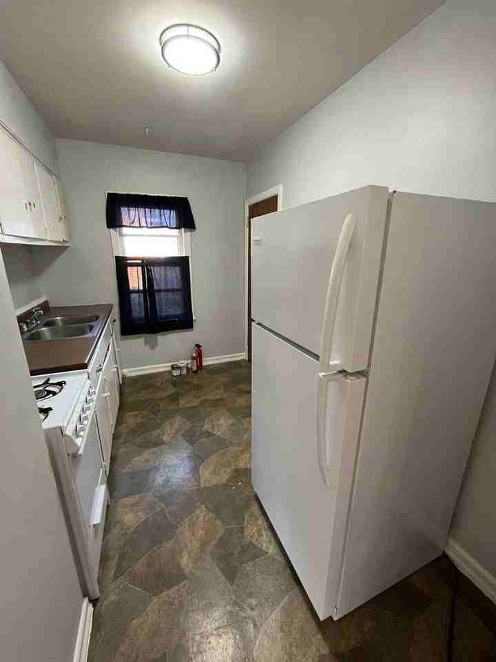 304 S Gardiner Ave - Photo 6 of 9