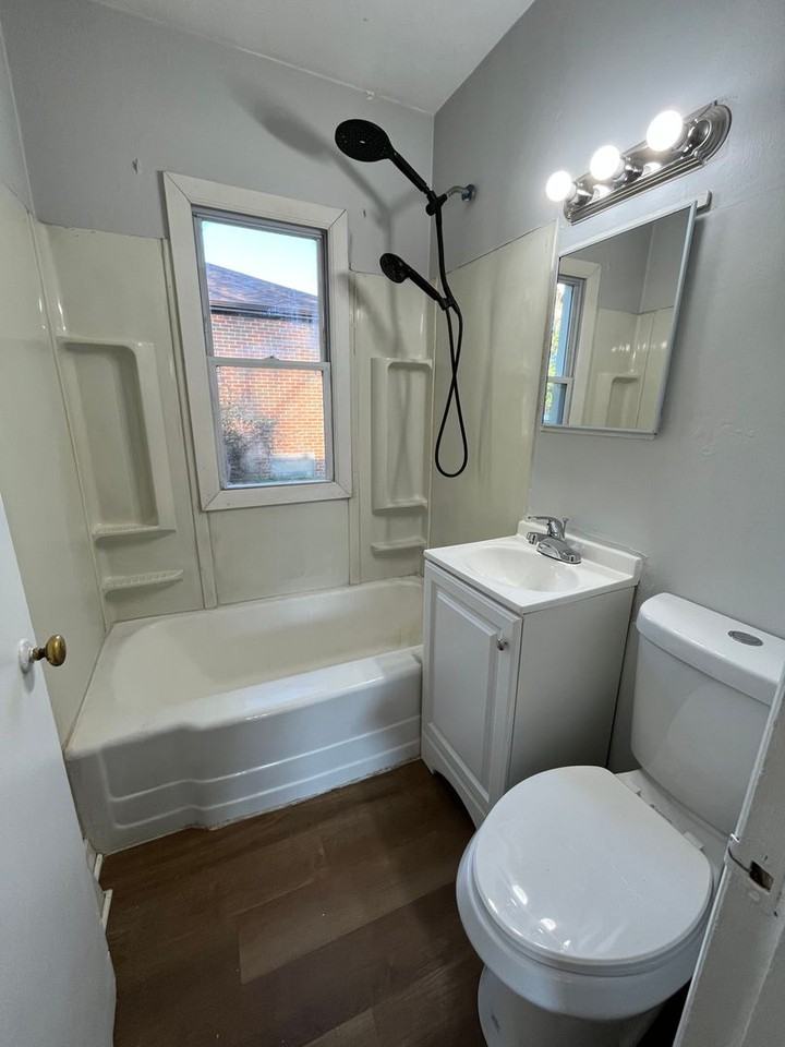 304 S Gardiner Ave - Photo 7 of 9