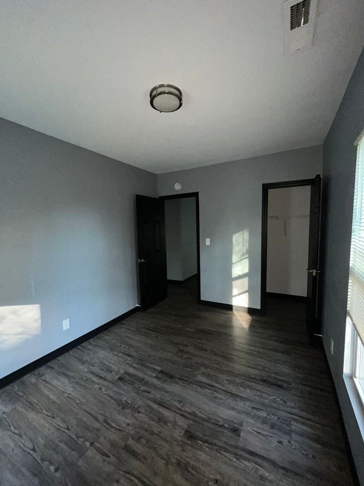 1121 N Rockton Ave - Photo 4 of 12