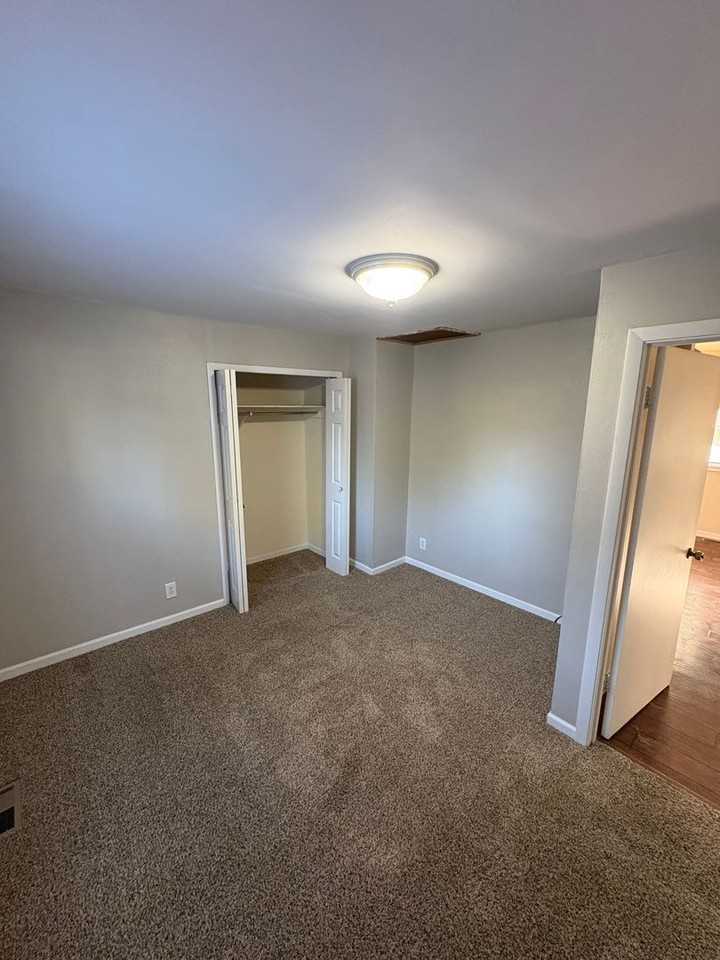 1207 E Rouse Ave - Photo 7 of 17