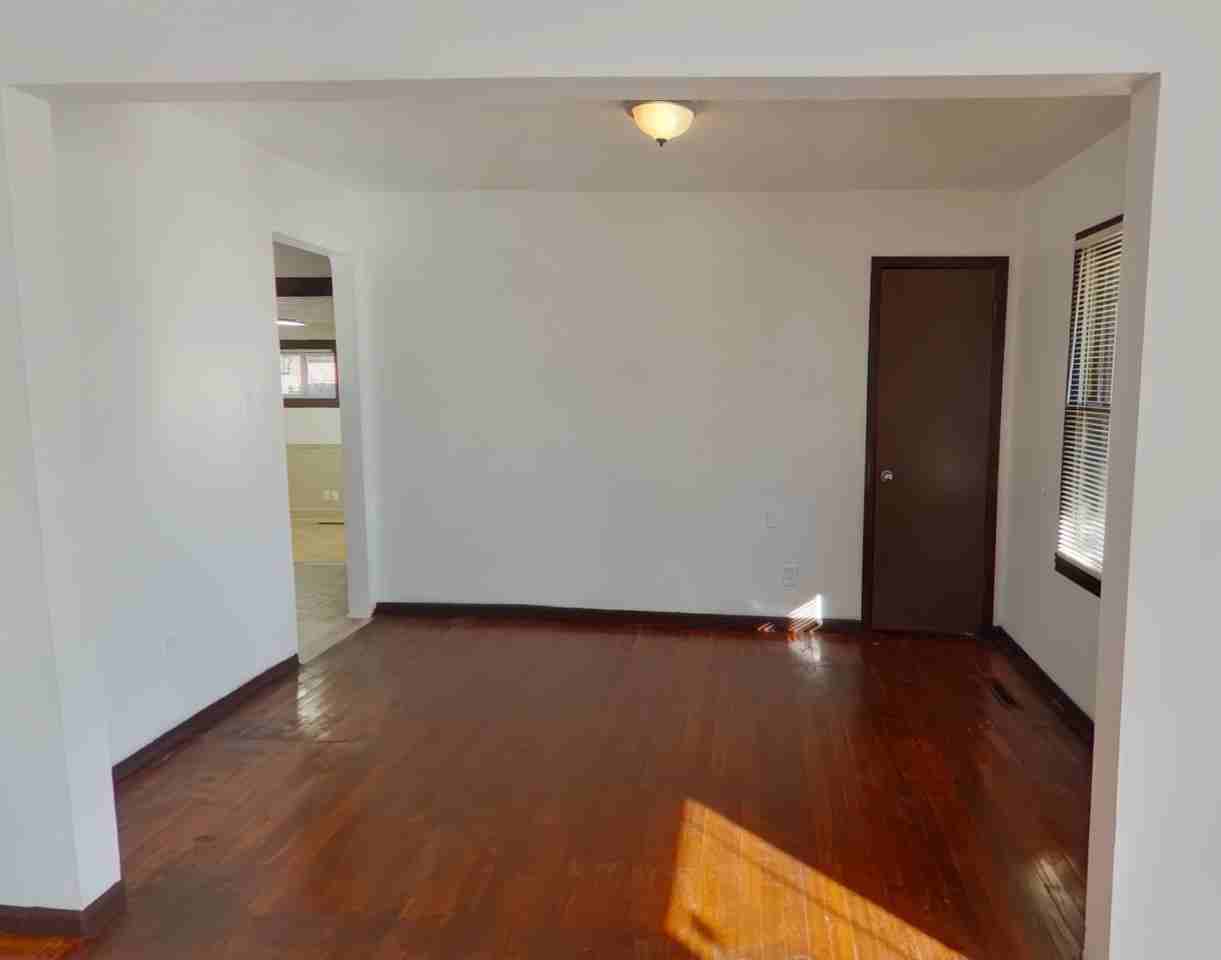 845 N Edgemoor St - Photo 3 of 17