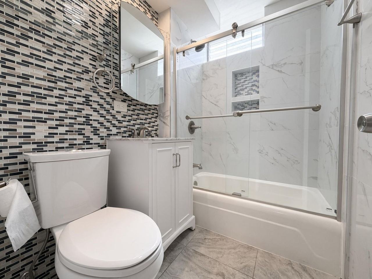 238 Liliuokalani Ave #201 - Photo 5 of 15