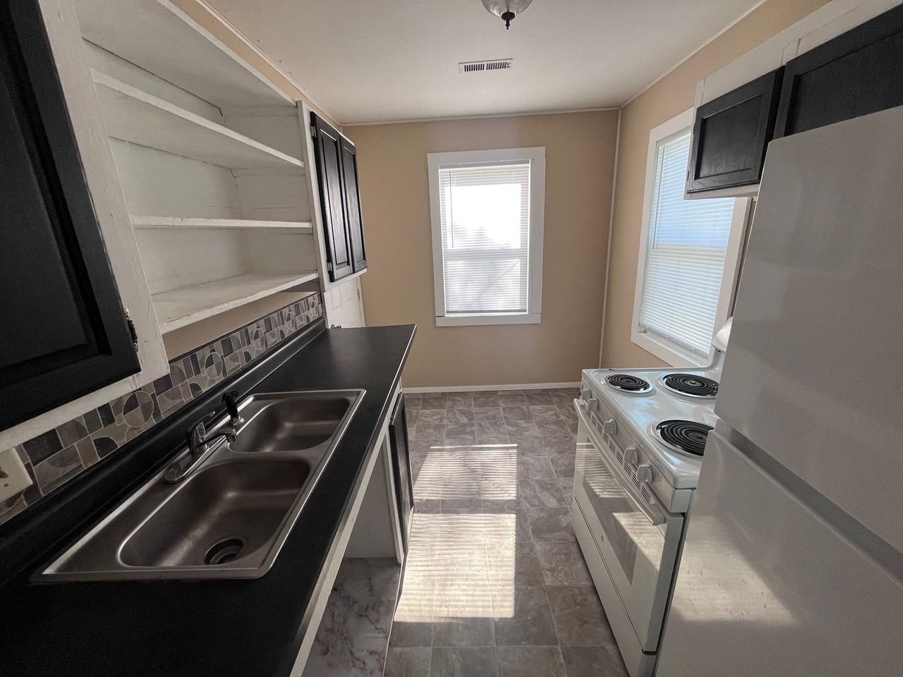 3013 E Locust St - Photo 4 of 12