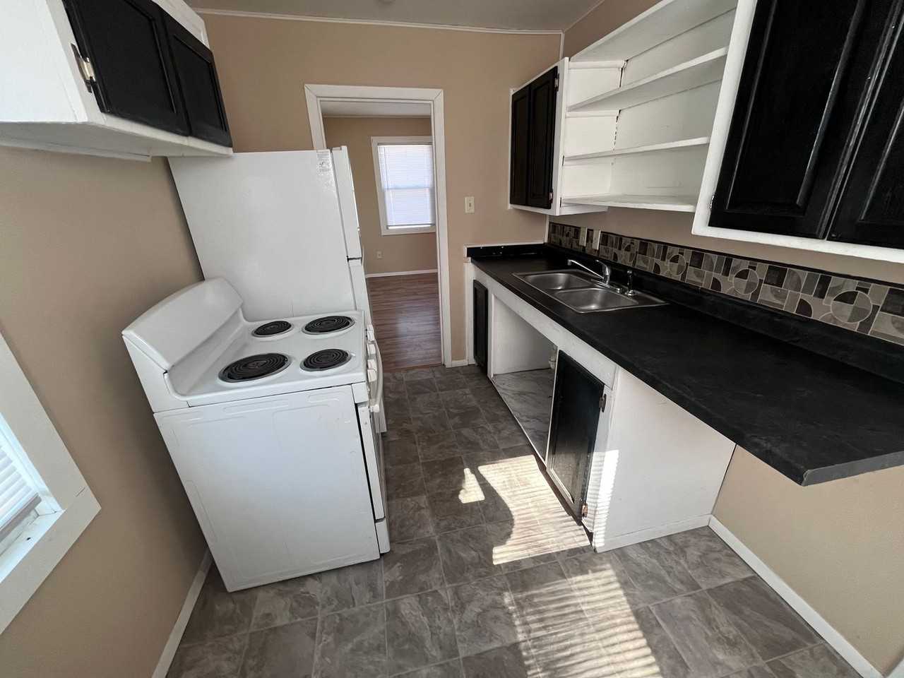 3013 E Locust St - Photo 5 of 12
