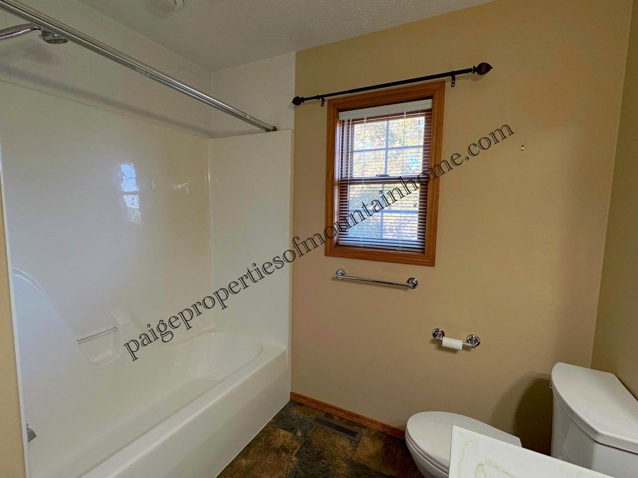 109 Ferncliff Pt - Photo 6 of 43