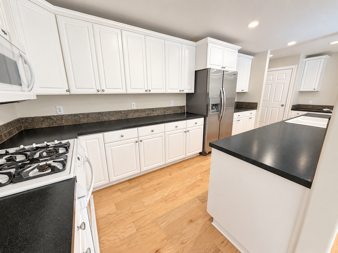 9338 Sw Taylor St - Photo 4 of 29