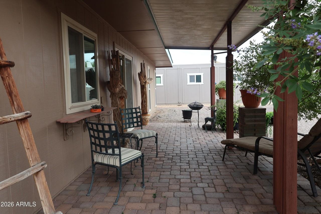 9713 W Newport Dr - Photo 3 of 21