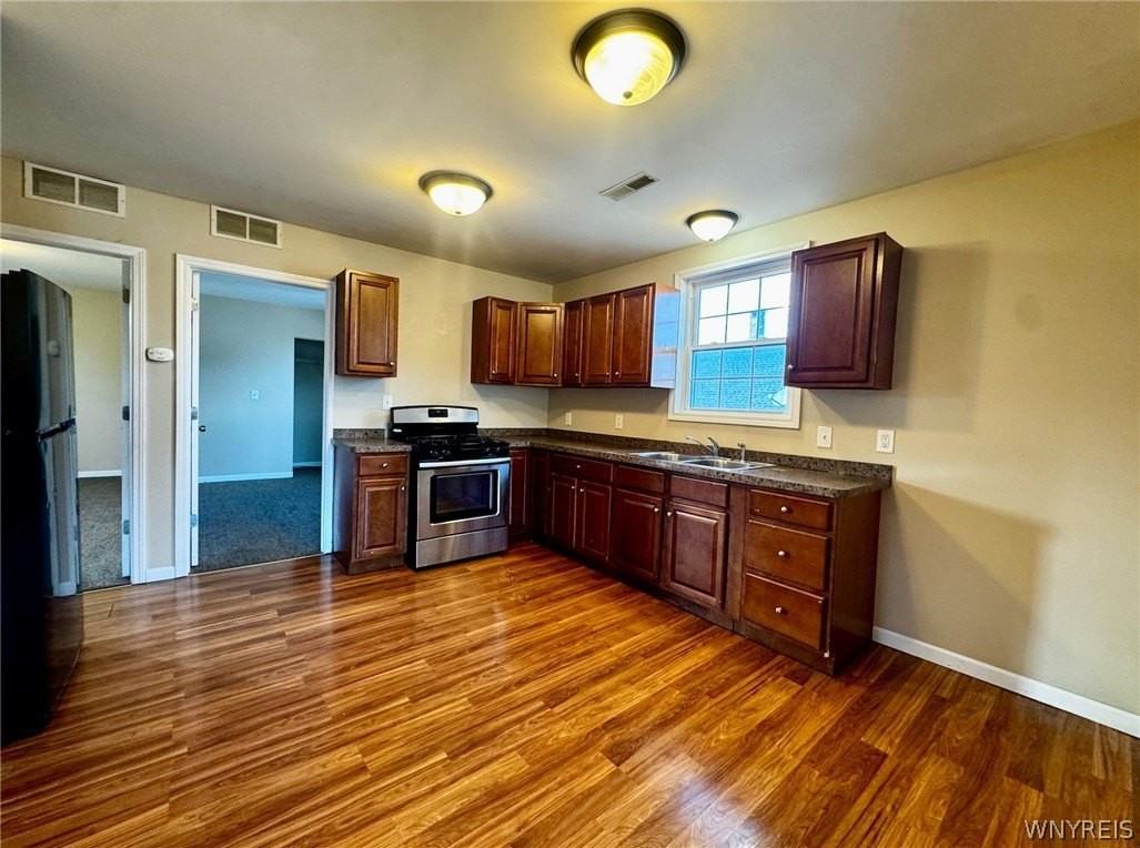 108 Cable St - Photo 5 of 11