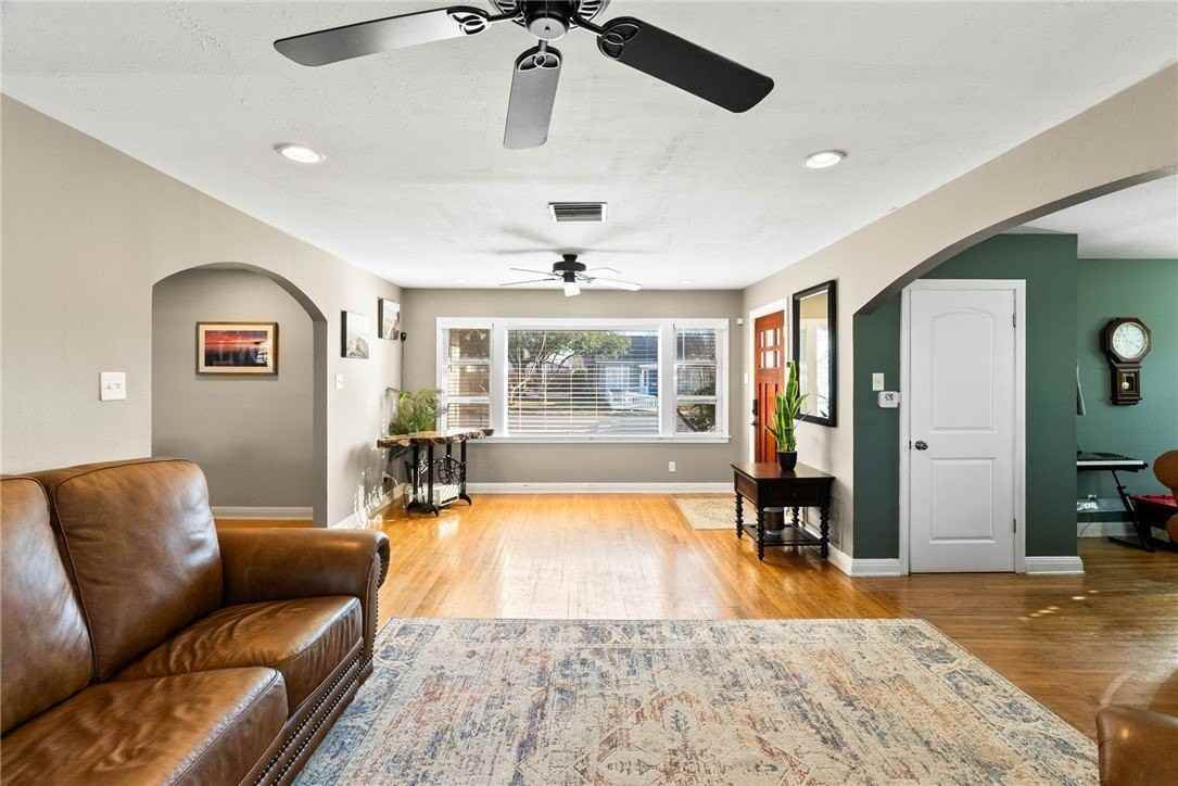 302 Cole St - Photo 4 of 41