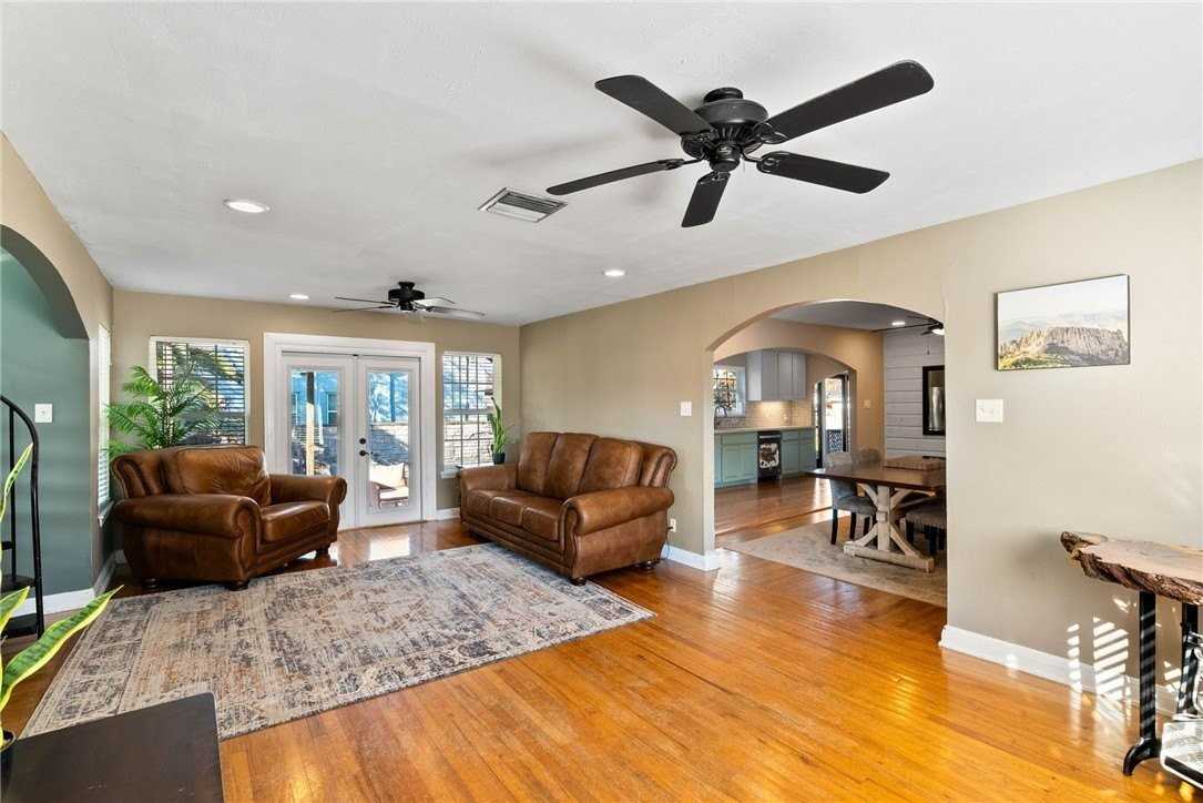 302 Cole St - Photo 5 of 41