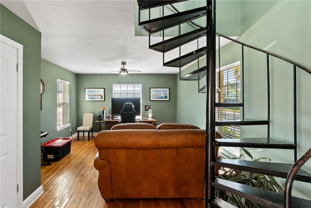 302 Cole St - Photo 6 of 41