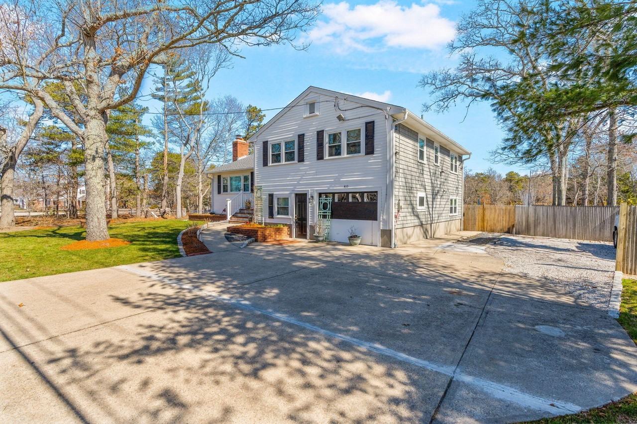 410 Station Ave - Photo 2 of 43