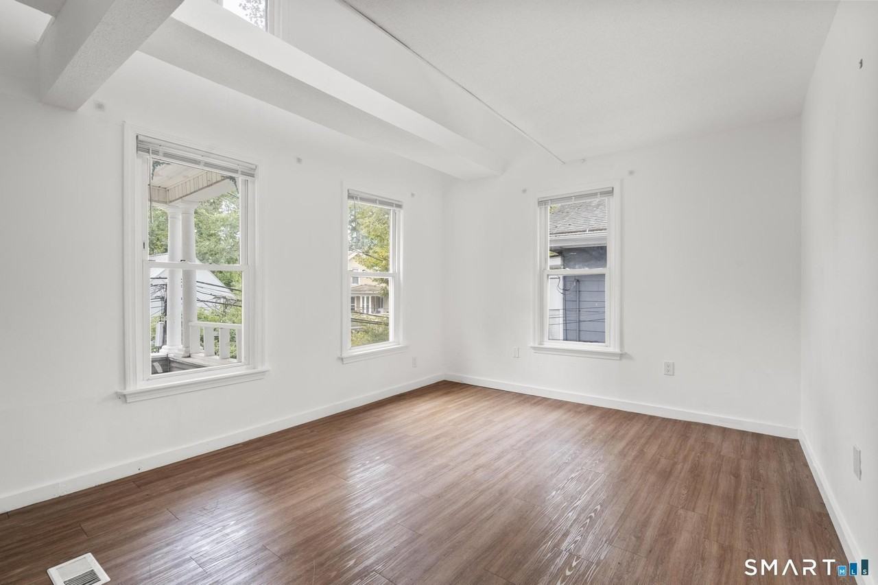 323 W Division St - Photo 5 of 30