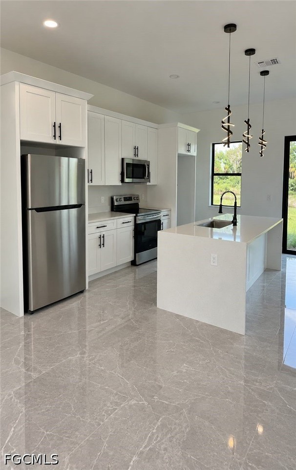 991 Plantation Rd - Photo 3 of 12