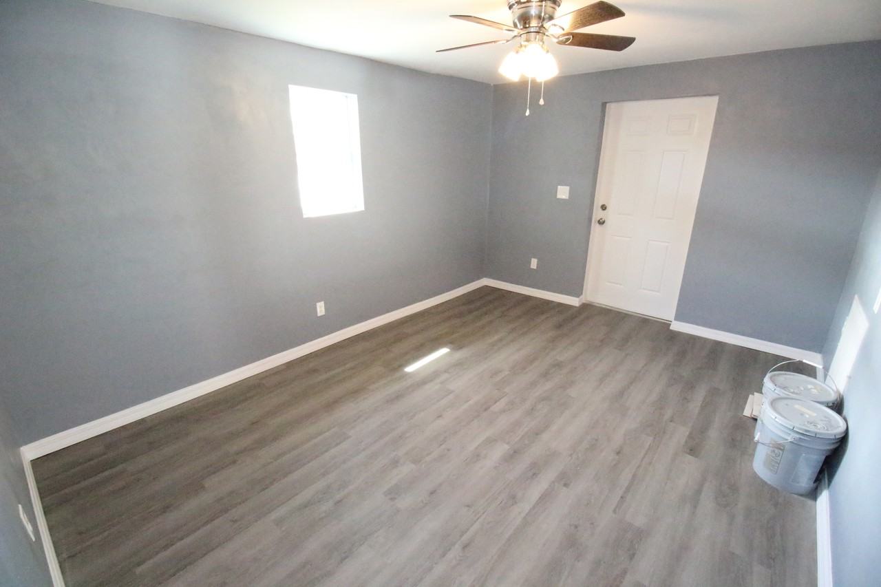 501 Nw 2nd St #1 - Photo 2 of 8