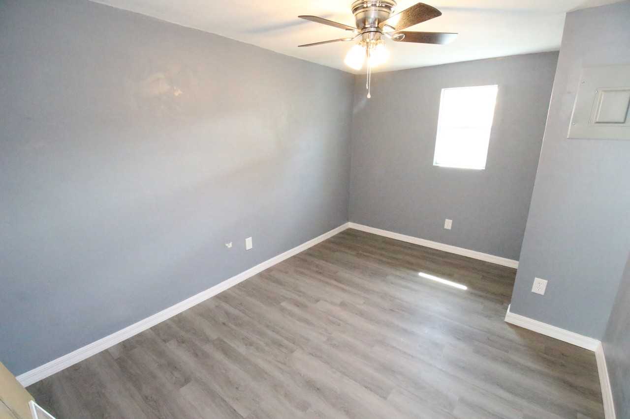 501 Nw 2nd St #1 - Photo 4 of 8